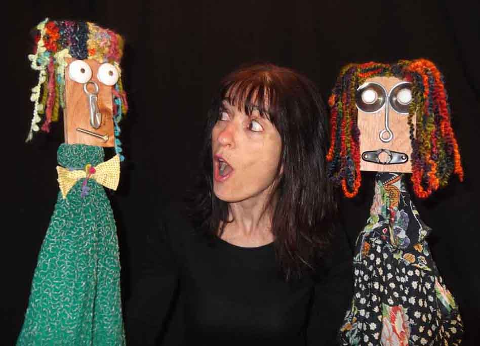 Photo atelier Empathie avec Chantale Métivier et deux marionnettes filles