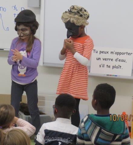 Atelier théâtrale deux enfants avec masque de la Comedia dell'arte