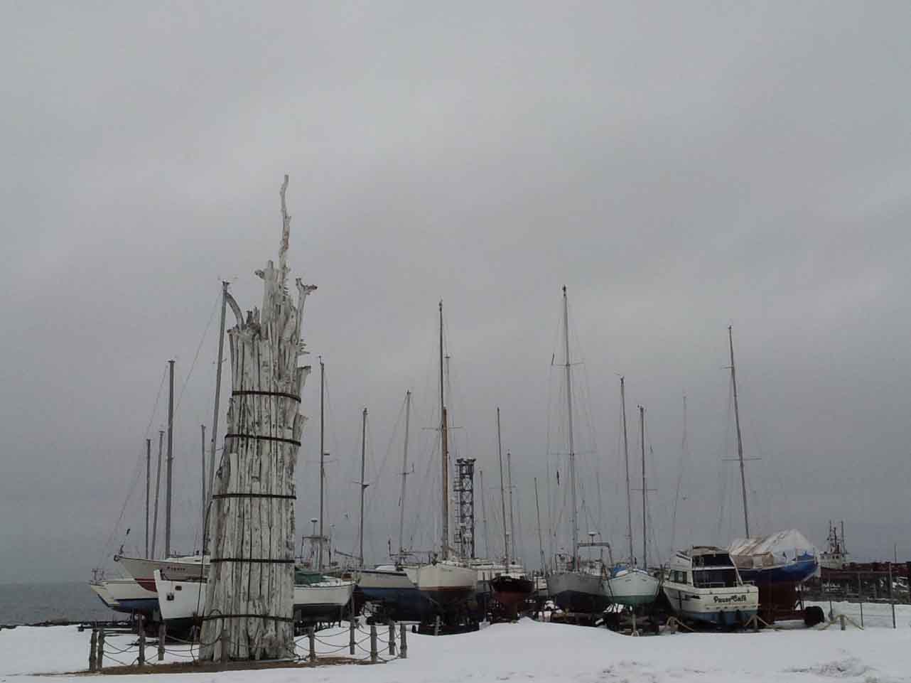 Sculpture et bateaux, Ste-Anne-des-Monts, Québec