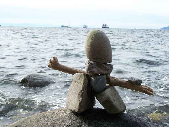 Sculpture de pierres sur la grève English Bay, Vancouver